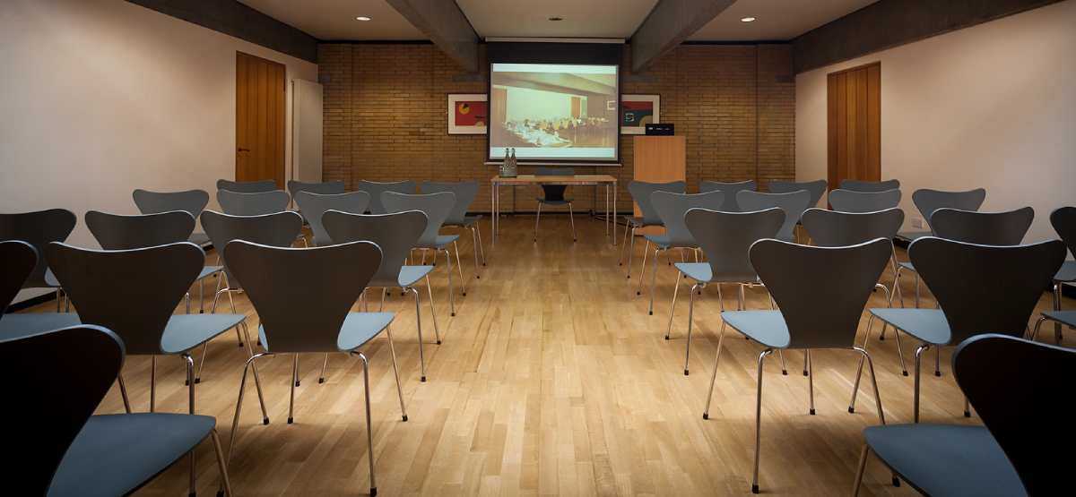 making-your-conference-stand-out-with-unique-conference-room-hire